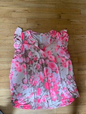 Dear Scarlett size 2X pretty top. Flowers. Short sleeves. NWOT !